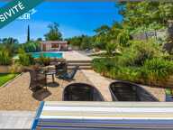 Propriété parfaitement entretenue - maison de plain-pied (construction 2020) d'environ 110 m2 - 3 chambres dont une suite parentale - garage de 20 m2 isolé et carrelé - piscine 6*12 - jardin magnifique d'un peu plus de 1550 m2 - superbe vue dégagée - forage - eau de ville et tout à l'égout - aucun travaux à prévoir — photo 3