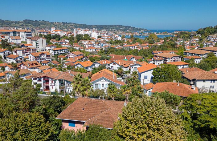 HENDAYE - CENTRE VILLE - Une maison singulière aux accents d'ailleurs — photo 2