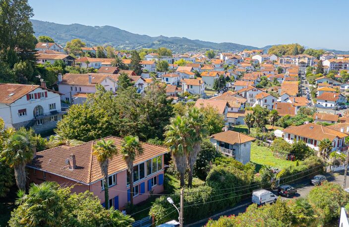 HENDAYE - CENTRE VILLE - Une maison singulière aux accents d'ailleurs — photo 3