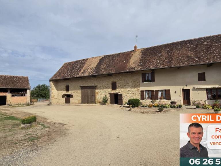 Ferme T3 de caractère à Saint-Marcelin-de-Cray : cour fermée, partie vie de plain-pied et dépendances à foison — photo 1