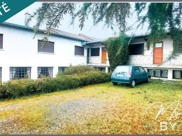 Immeuble 550 m², 10 chambres, salles de réception, bar, cuisine, grange, parking — photo du bien