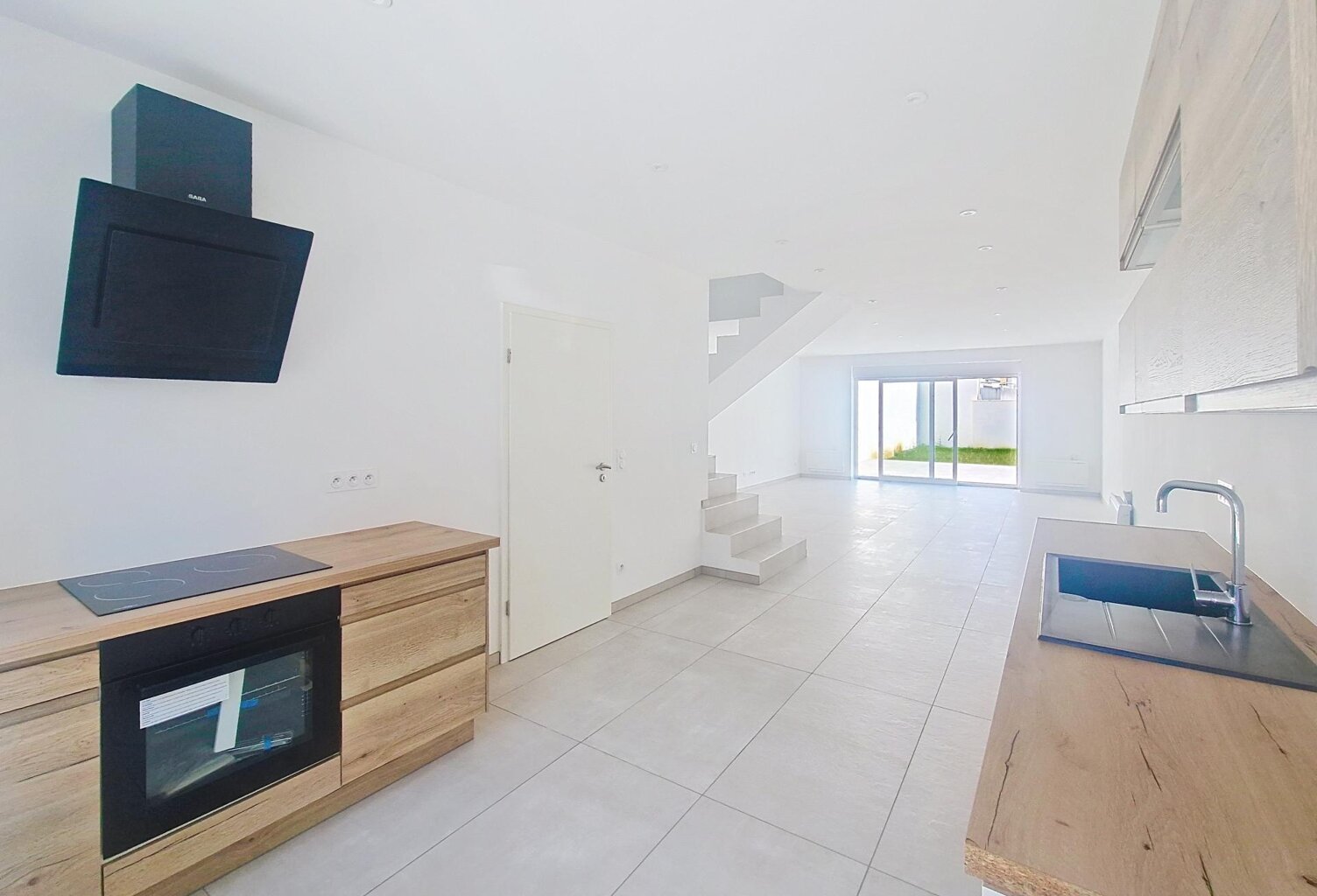 Maison entièrement rénovée avec 3 chambres, 1 bureau, terrasse et jardin aux portes des frontières ! — photo 1