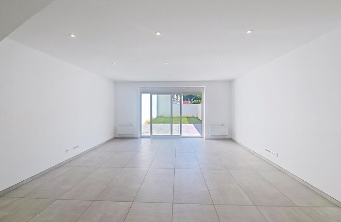 Maison entièrement rénovée avec 3 chambres, 1 bureau, terrasse et jardin aux portes des frontières ! — photo 4
