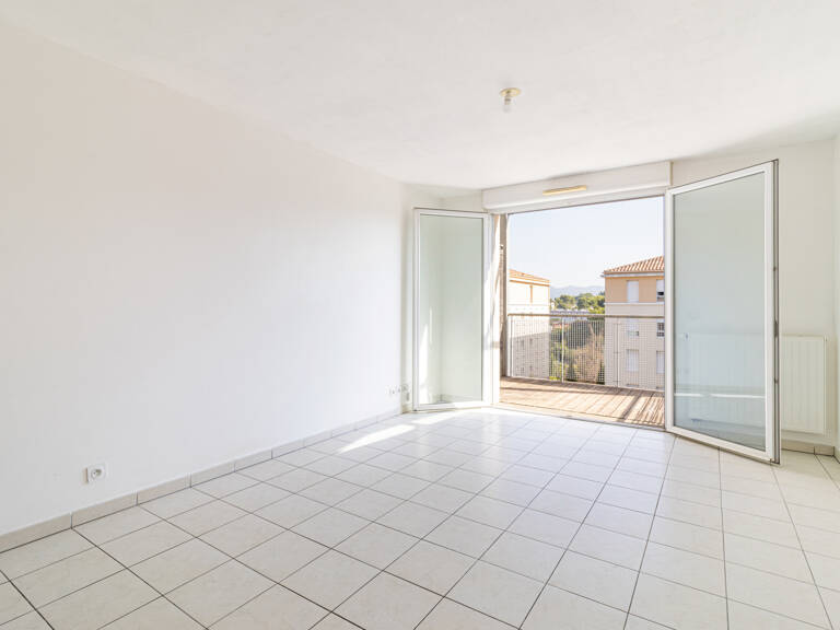 LES TROIS-LUCS : T2 de 45 m2 avec Terrasse et Parking — photo 1