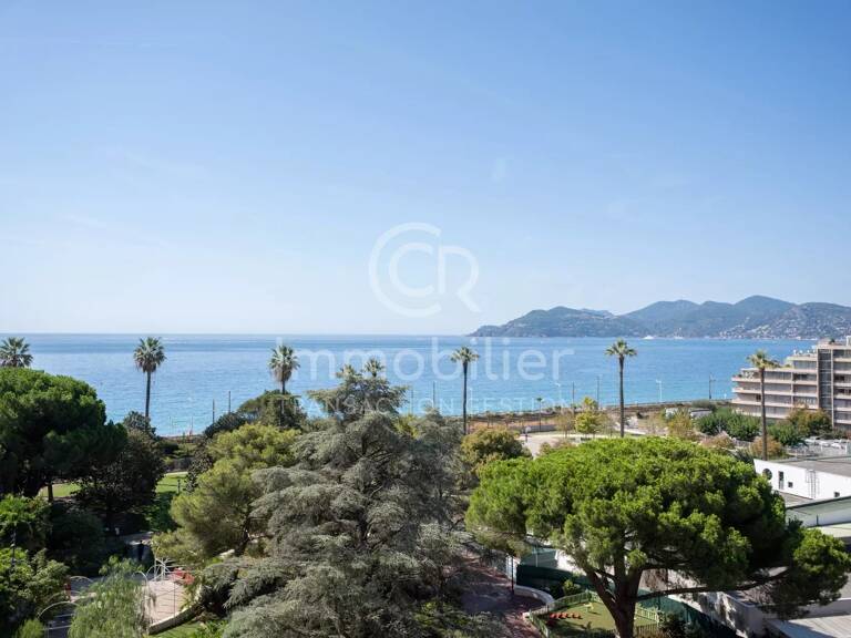 Cannes-La-Bocca – 2 pièces rénové avec vue mer, piscine et garage — photo 1