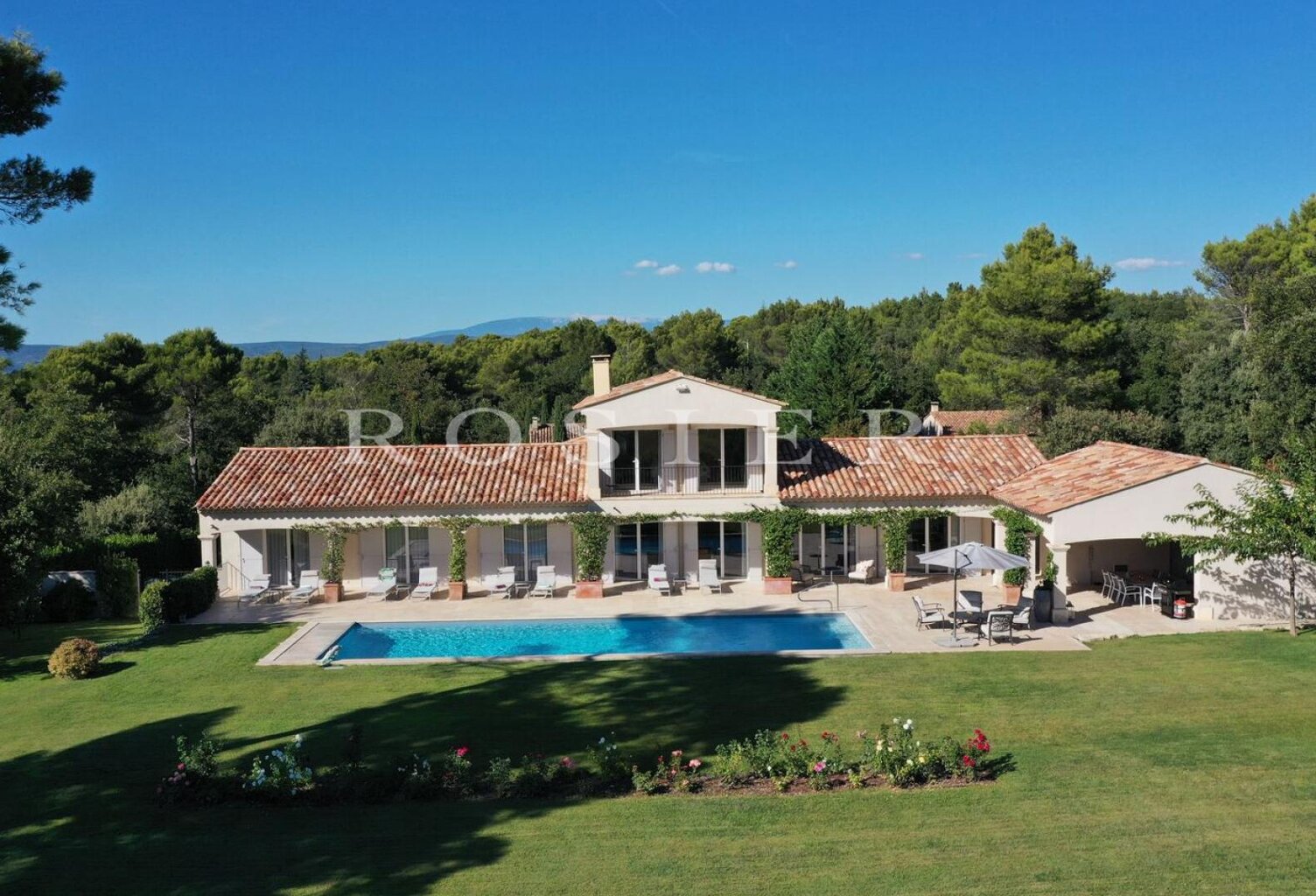 Ménerbes : propriété contemporaine avec piscine et vue sur le Lu — photo 1