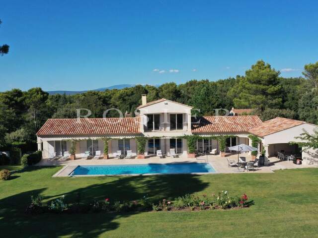 Ménerbes : propriété contemporaine avec piscine et vue sur le Lu — photo du bien