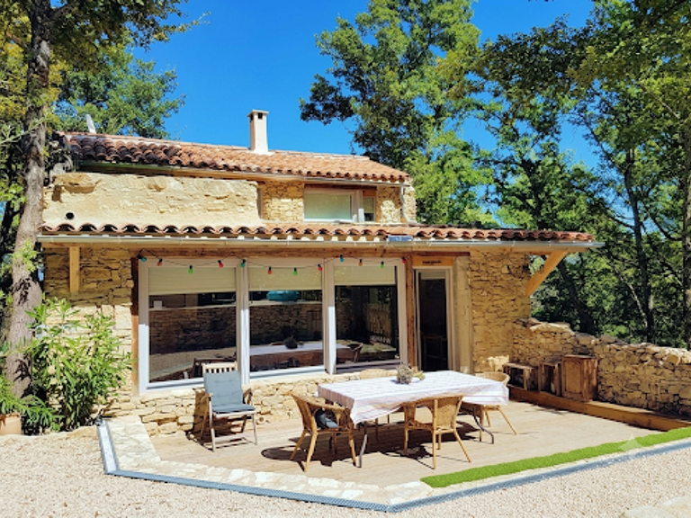 Maison en pierres dans un quartier naturel et résidentiel — photo 1