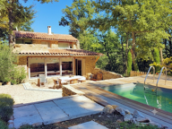 Maison en pierres dans un quartier naturel et résidentiel — photo 2