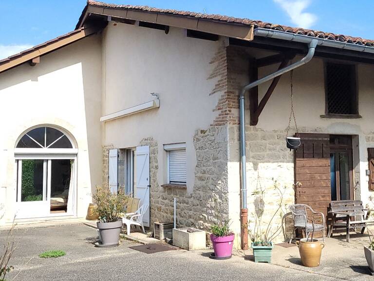 Maison et dépendances — photo 1