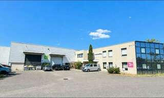 Commerce  2600 m² à louer à Chassieu (69680)