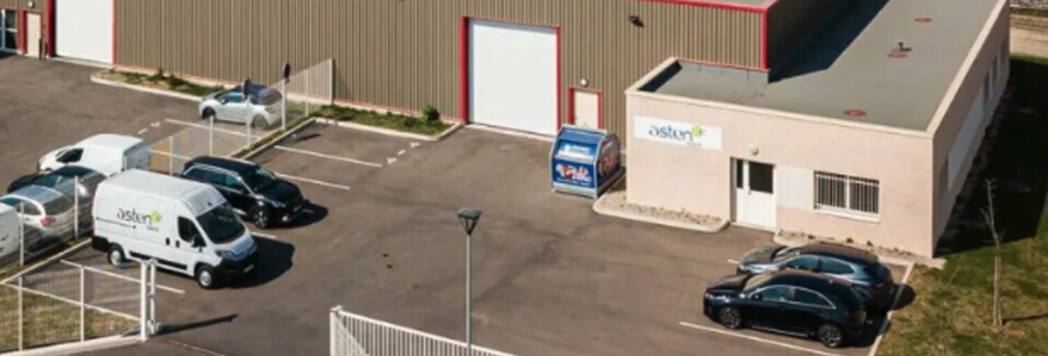 Commerce  475 m² à louer à Chassieu (69680)