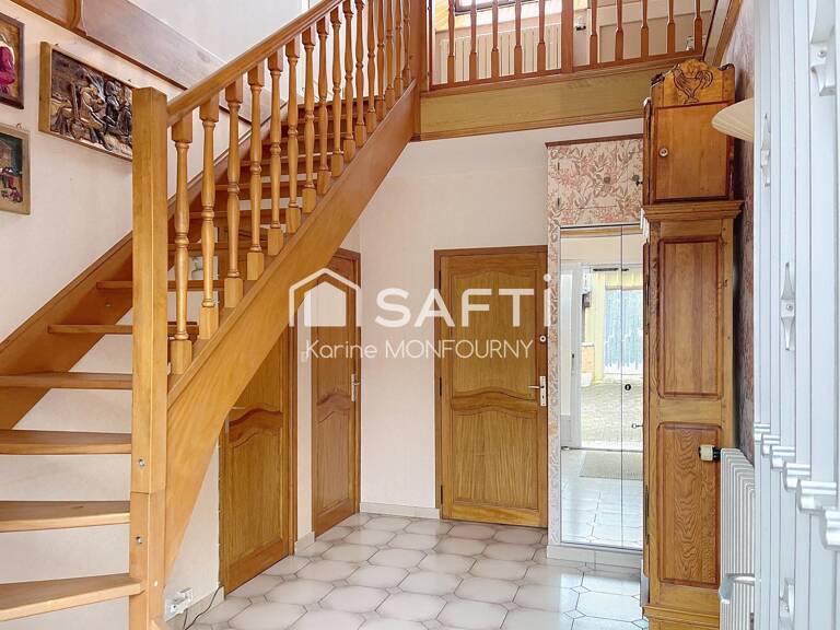 Maison spacieuse avec garage, jardin et dépendances — photo 1