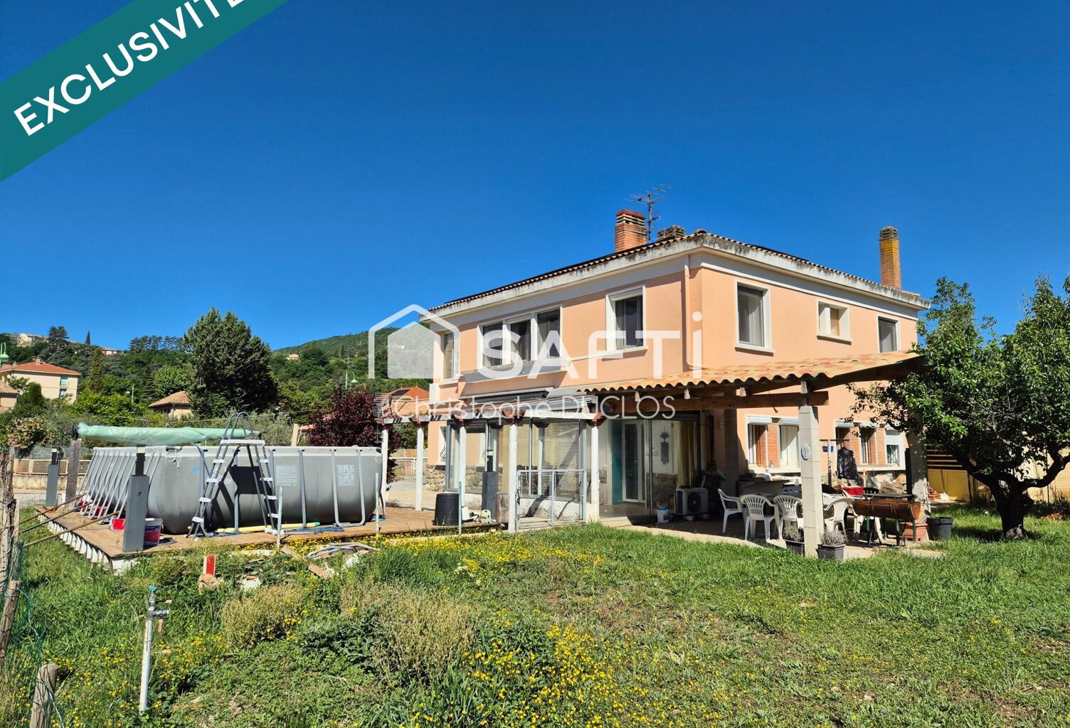 Spacieuse maison avec jardin et garages. — photo 1