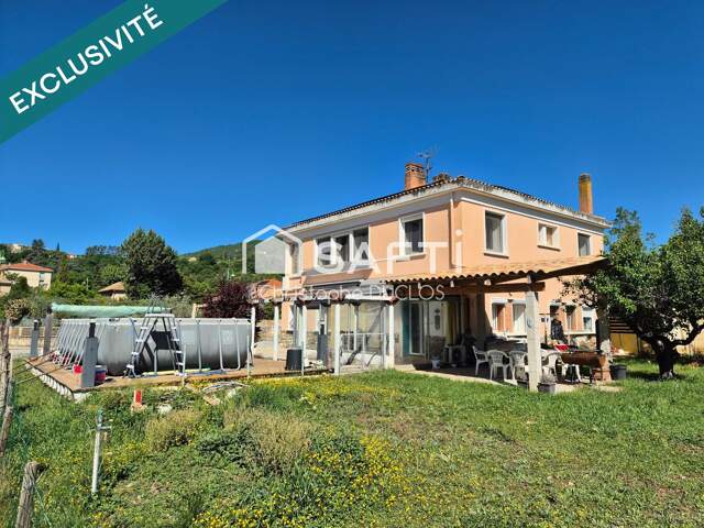 Spacieuse maison avec jardin et garages. — photo du bien