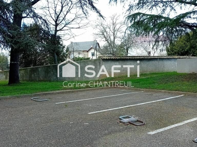 !! Place de parking en plein cœur de Bron !! — photo 1