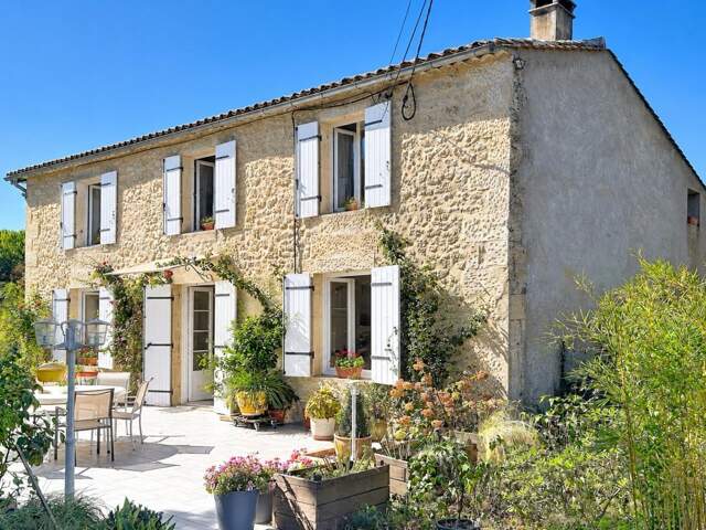 Maison en pierre entourée de verdure — photo du bien