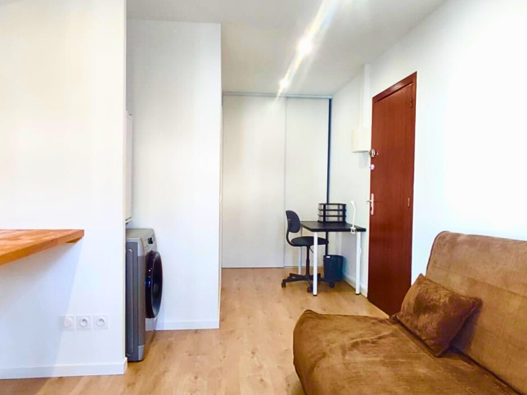 Studio meublé - 40 rue Commandant Charcot — photo 1