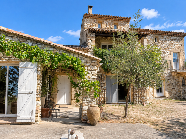 Charme et pierre pour ce mas à 13 km d'Uzès sur belle parcelle de 2300 m2 — photo du bien