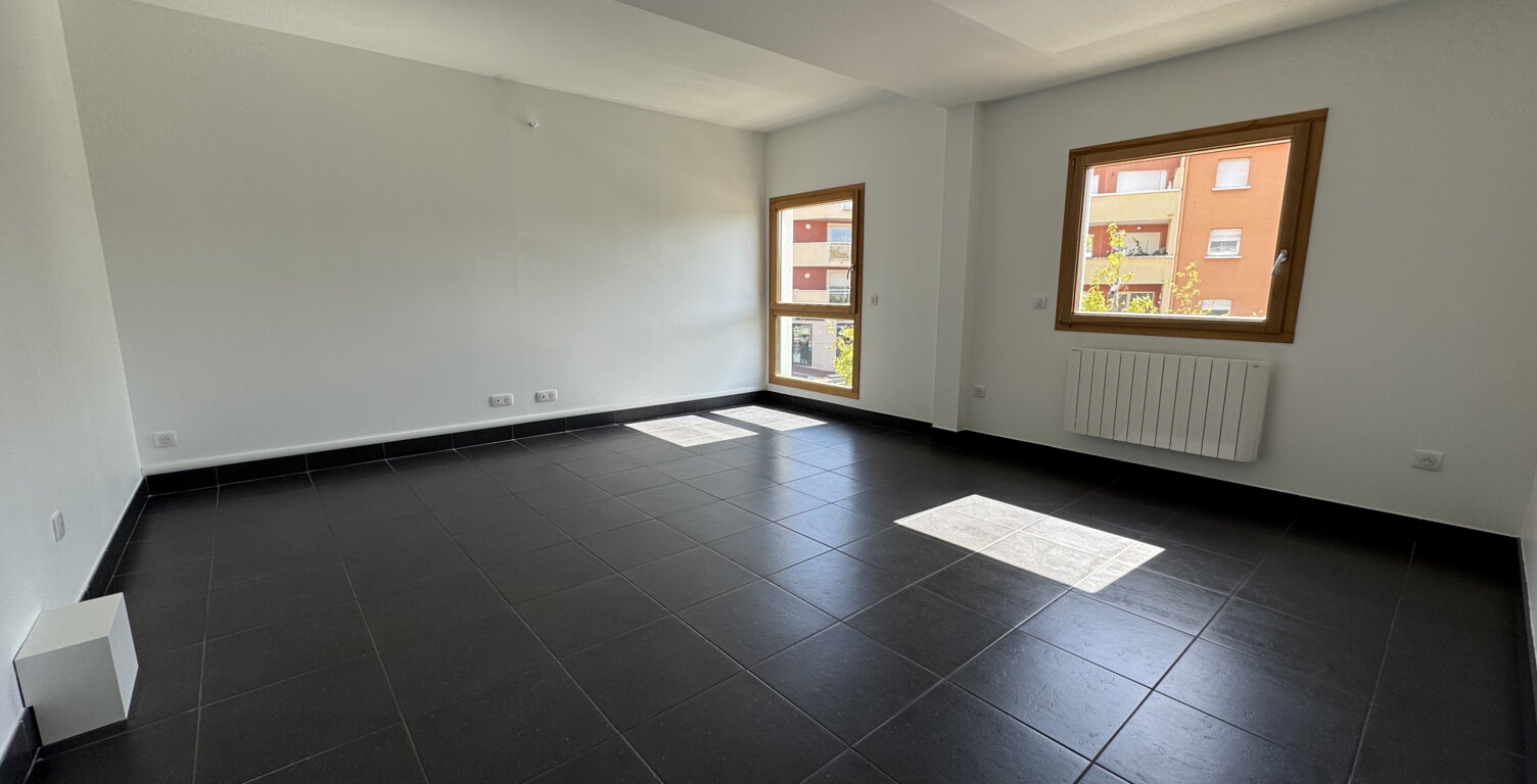 IDEALEMENT SITUE / Place du Forez ANDREZIEUX — photo 1