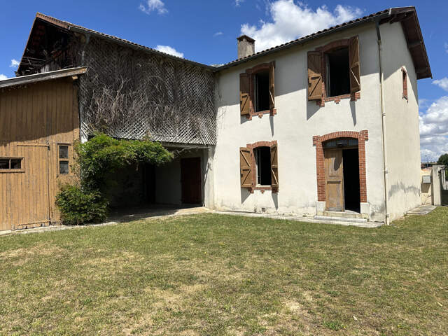 MAISON DE VILLE A REDÉCORER AVEC JARDIN CLOS ET GARAGE — photo du bien