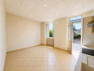 CHARLIEU - Appartement de Type 2 EN REZ-DE-JARDIN AVEC TERRA — photo 4