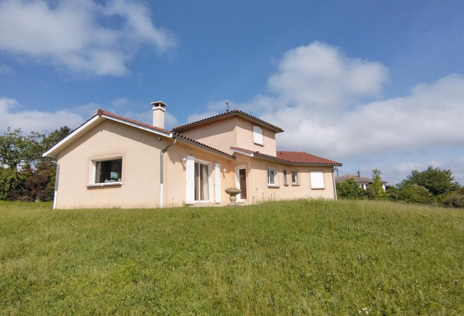 Lumineuse maison familiale de 130 m² sur sous-sol avec véranda – Terrain de 1288 m² à Charly (69) — photo 1