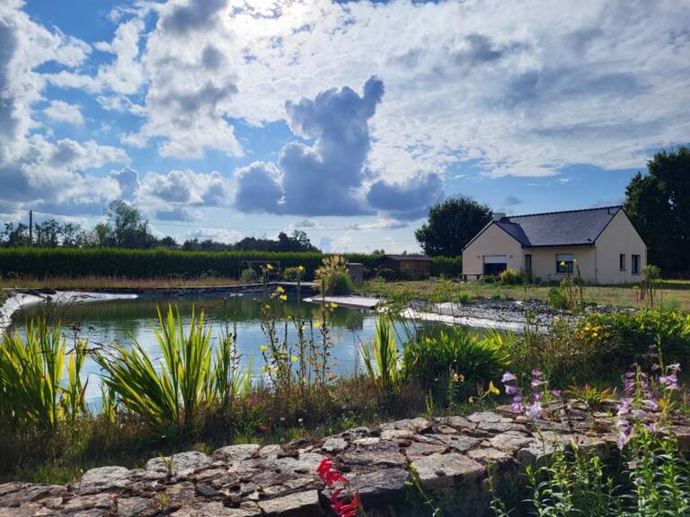 Maison de plain-pied à QUEMPERVEN (22450), piscine naturelle et verger ! — photo 1