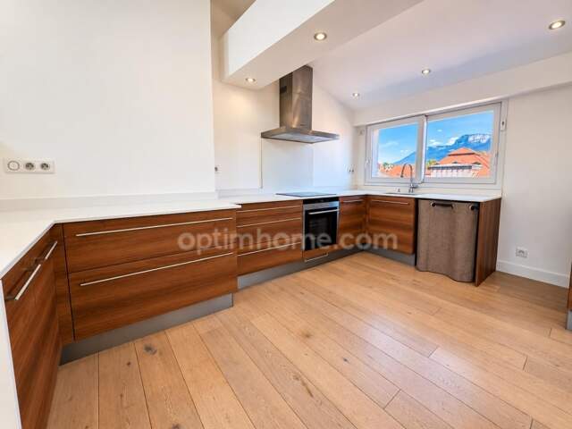 ANNECY CENTRE – APPARTEMENT D’EXCEPTION AVEC VUE SUR LES TOITS ET LES MONTAGNES — photo du bien