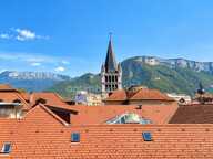 ANNECY CENTRE – APPARTEMENT D’EXCEPTION AVEC VUE SUR LES TOITS ET LES MONTAGNES — photo 4
