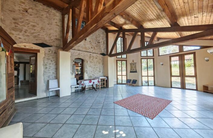 Propriété privée de caractère avec étang, prairies et hébergements sur plus de 7 hectares — photo 2