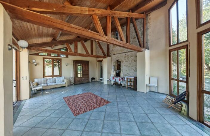 Propriété privée de caractère avec étang, prairies et hébergements sur plus de 7 hectares — photo 3