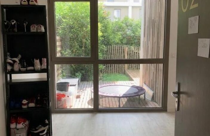 Bordeaux, quartier Euratlantique, T2 récent de 46 m2 avec extérieur de 28 m2 — photo 2
