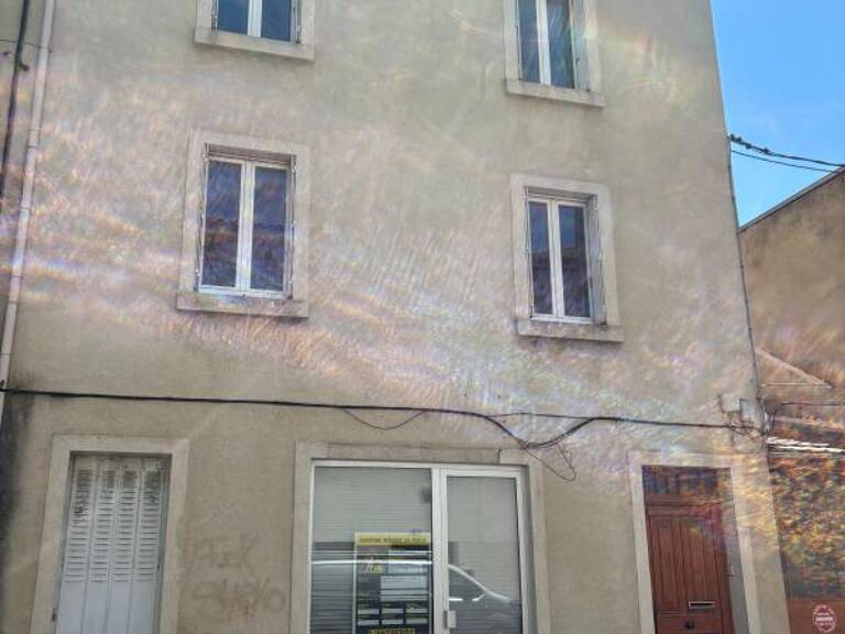 Immeuble composé de trois plateaux — photo 1
