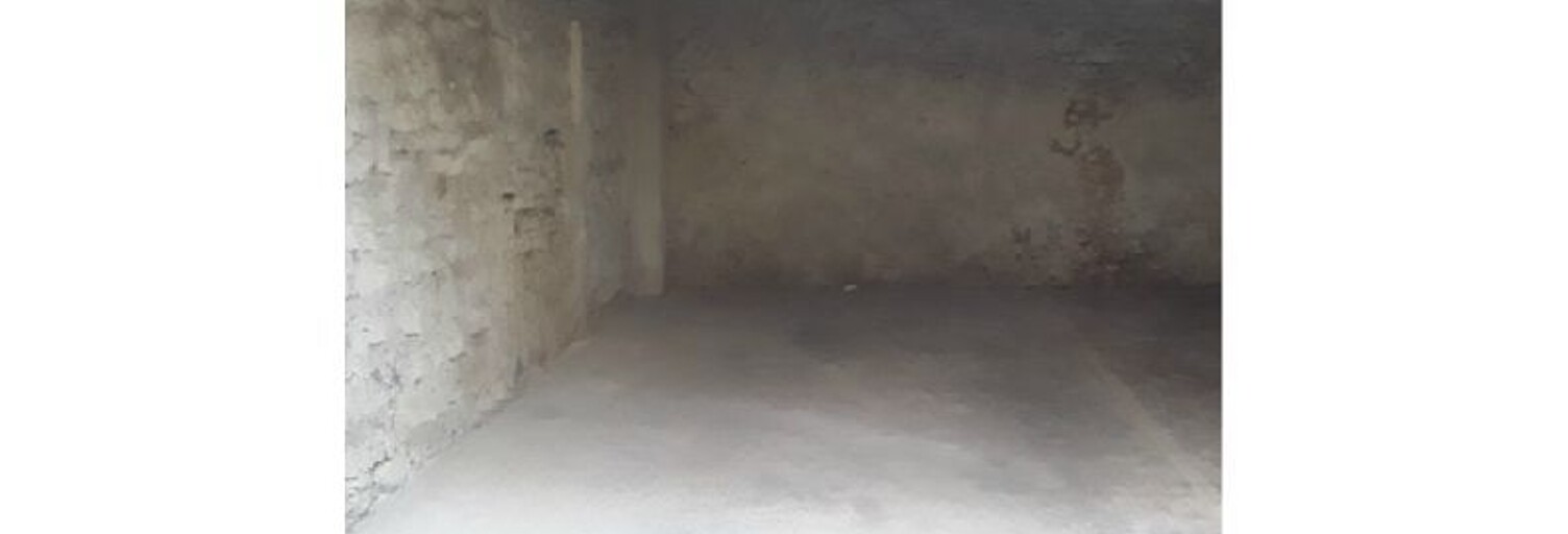 Garage   m² à louer à Nîmes (30900)