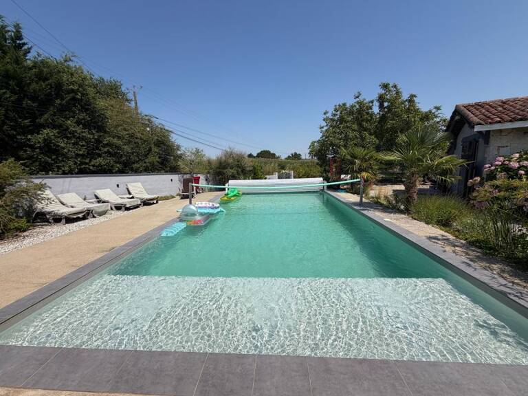 Maison de 225 m² avec 8 chambres, piscine et garage sur 2400 m² — photo 1