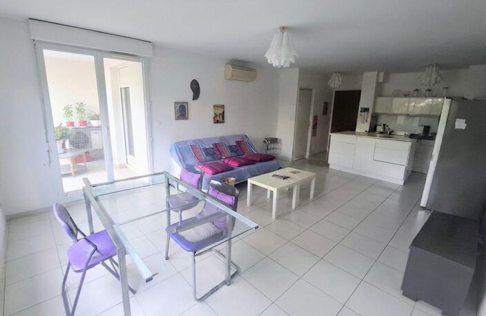 T2 avec terrasse, cave et stationnement - SIX FOURS LES PLAGES — photo 4