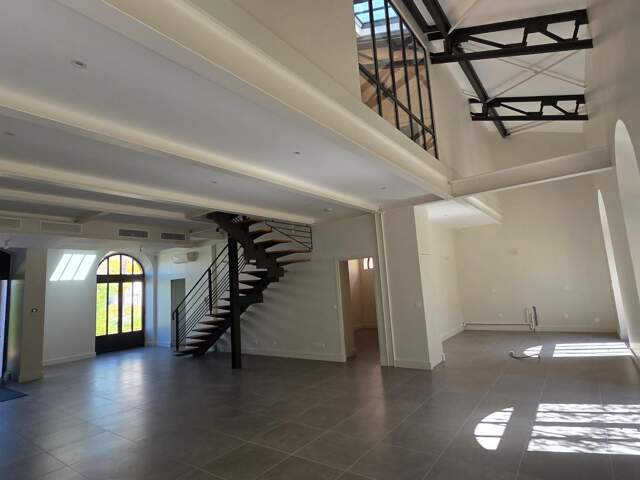 Loft d'exception de 207m² avec cour anglaise et patio dans une résidence de grand standing à Balaguier - Tamaris 83500 — photo du bien
