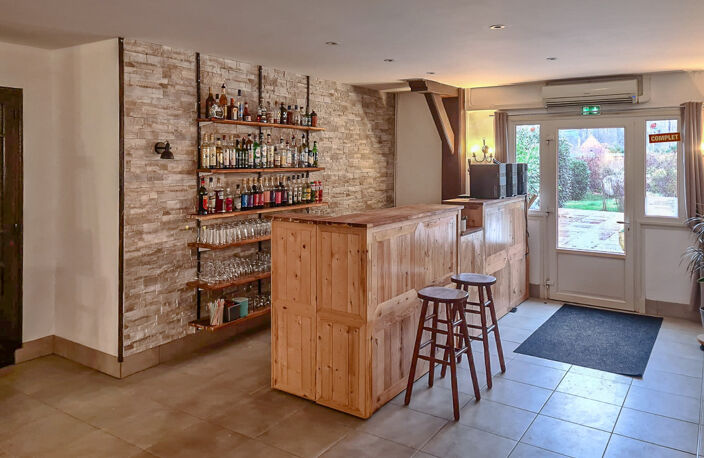 Ensemble immobilier avec restaurant et habitations — photo 4