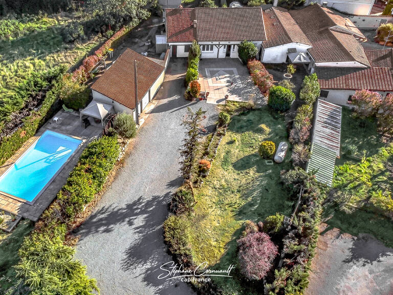 Ensemble immobilier avec restaurant et habitations — photo 1