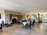 Ensemble immobilier avec restaurant et habitations — photo 3
