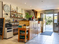 Ensemble immobilier avec restaurant et habitations — photo 4