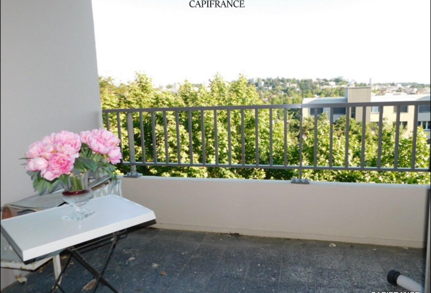 A ECULLY (69) EXCLUSIVITE APPARTEMENT 81 m² TRAVERSANT 3 CHAMBRES, BALCON, CAVE, 5ème étage ASCENSEUR — photo 1