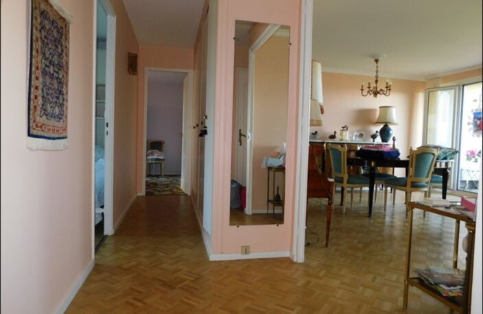 A ECULLY (69) EXCLUSIVITE APPARTEMENT 81 m² TRAVERSANT 3 CHAMBRES, BALCON, CAVE, 5ème étage ASCENSEUR — photo 5