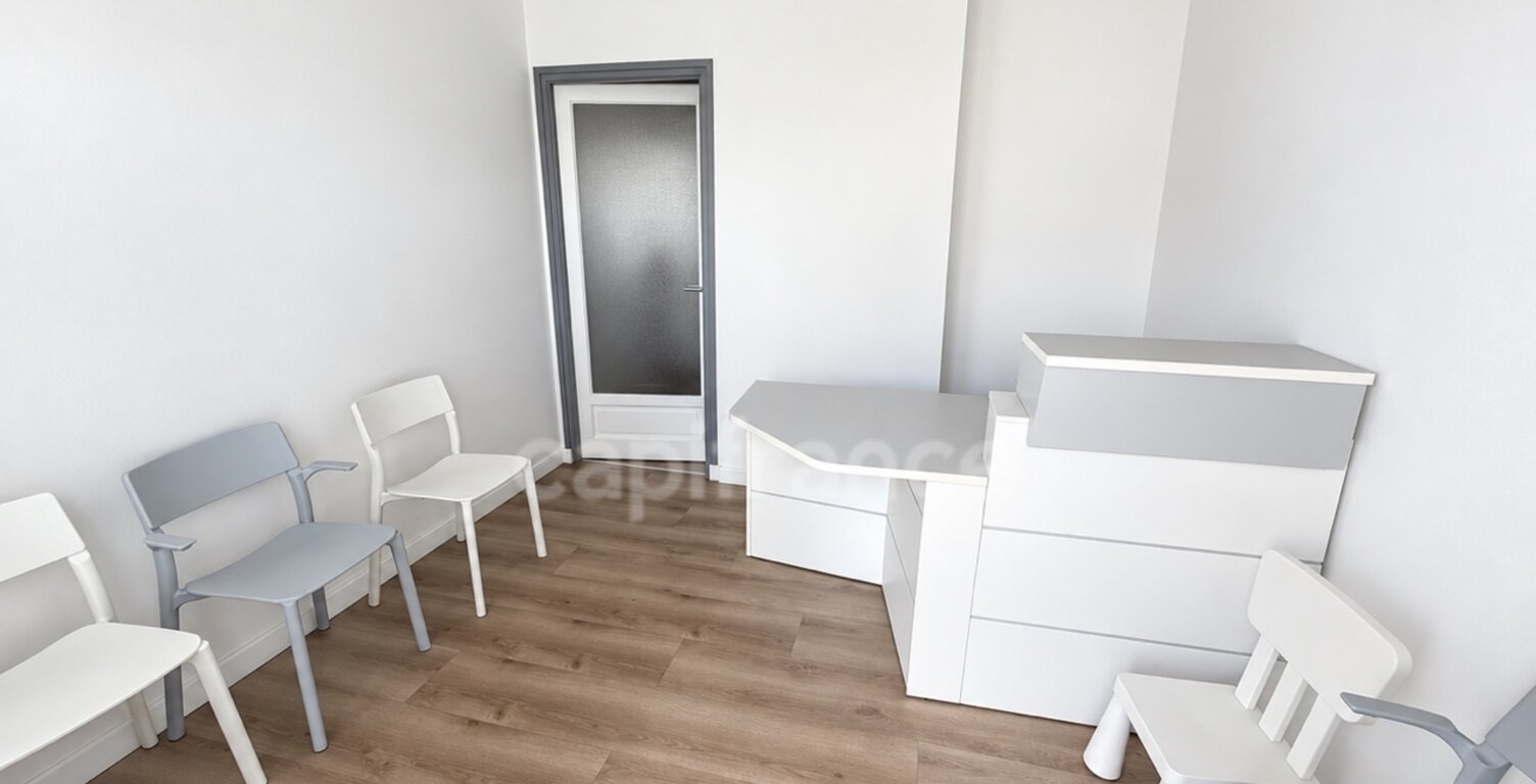 Local/bureau à vendre CARHAIX PLOUGUER (29) — photo 1