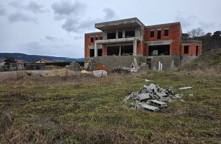 Maison à vendre 19 pièces proche de MONTBRISON (42) 500 m2 avec 6233 m2 de terrain — photo 2