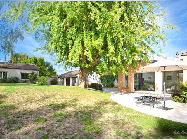 Dpt Yvelines (78), à vendre VILLENNES SUR SEINE, propriété P11 de 327,3 m² sur un terrain piscinable de 1 495,00 m² — photo du bien