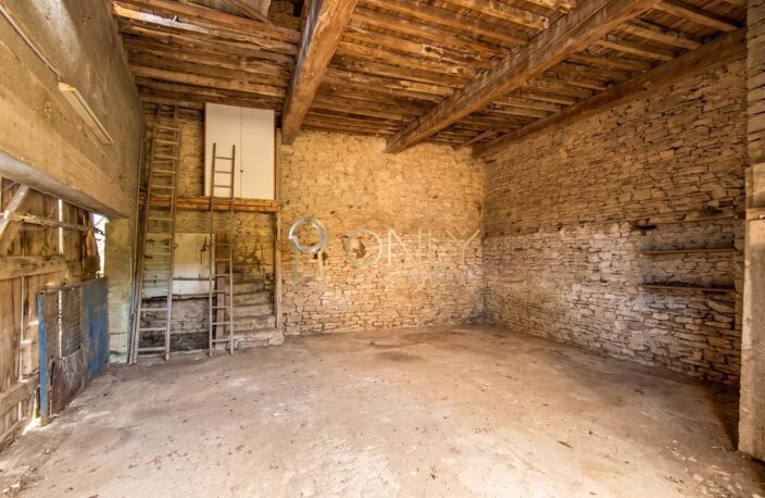 Poleymieux au Mont d'Or - Maison de caractère - 176 M² -  Dépendances - A rénover — photo 4
