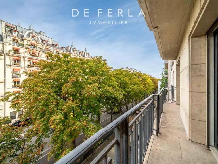 PARIS VIII - Avenue Montaigne - Appartement avec balcon et vue dégagée — photo 1