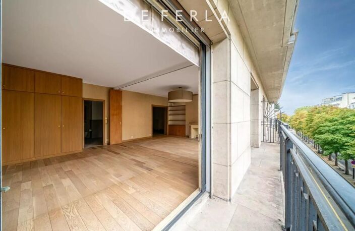 PARIS VIII - Avenue Montaigne - Appartement avec balcon et vue dégagée — photo 2